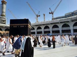 Mecque, saoudien Saoudite, Jan 2023 - pèlerins de tout plus de le monde sont performant tawaf dans masjid Al haram dans Mecque. photo