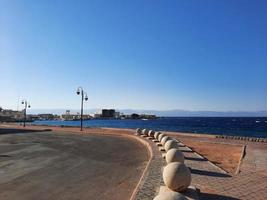 le fascinant vue de le Profond bleu des eaux de haql plage dans saoudien Saoudite. photo