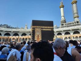 Mecque, saoudien Saoudite, Jan 2023 - pèlerins de tout plus de le monde sont performant tawaf dans masjid Al haram dans Mecque. photo