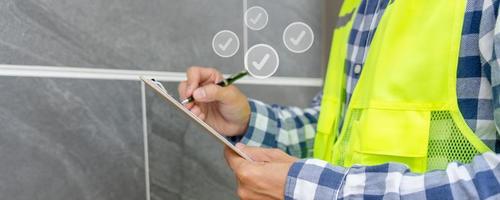 l'inspecteur ou l'ingénieur inspecte la construction et l'assurance qualité de la nouvelle maison à l'aide d'une liste de contrôle. ingénieurs ou architectes ou entrepreneur travaillent pour construire la maison avant de la remettre au propriétaire photo