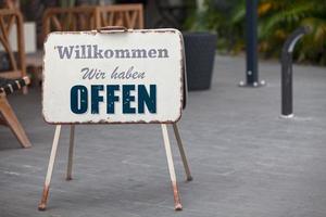 Extérieur ouvert signe dans allemand photo