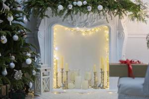 magnifique Noël intérieur de une pièce ou photo studio avec une Noël arbre et une cheminée.