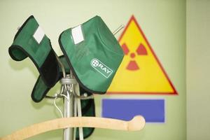 protecteur médical chapeau contre radioactif radiation pendant traitement ou diagnostic dans une hôpital. photo