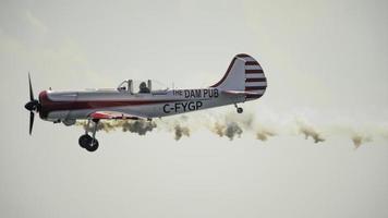 septembre 3 2022. Toronto, ontario. une pilote mouches une ancien avion dans le annuel toronto salon de l'aéronautique. photo