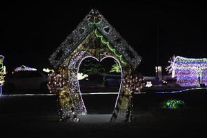 décembre 24 2022. Richmond colline, ontario. Noël lumières dans divers formes sont partie de le 'voyage dans enchantement' afficher. photo