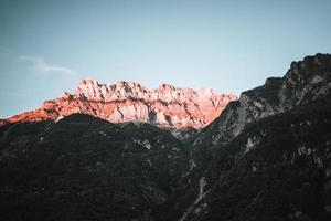 majestueux montagnes dans le Alpes couvert avec des arbres et des nuages photo