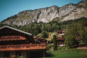 en bois cabane dans le Alpes avec montagnes dans le Contexte panorama photo