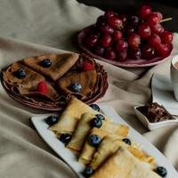 classique et Chocolat Crêpes avec baies et des fruits pour petit-déjeuner, chocolat, thé, photo