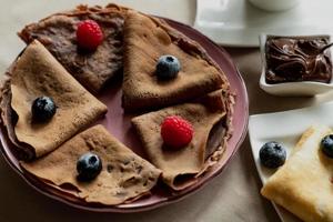 classique et Chocolat Crêpes avec baies et des fruits pour petit-déjeuner, chocolat, thé, photo