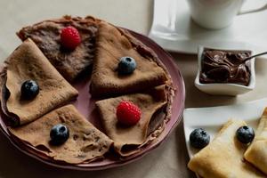 classique et Chocolat Crêpes avec baies et des fruits pour petit-déjeuner, chocolat, thé, photo