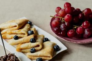 classique et Chocolat Crêpes avec baies et des fruits pour petit-déjeuner, chocolat, thé, photo