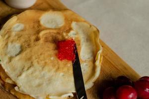 Crêpes avec rouge caviar, petit déjeuner photo