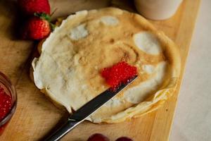 crêpe avec rouge caviar pour petit déjeuner photo