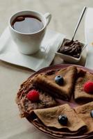 classique et Chocolat Crêpes avec baies et des fruits pour petit-déjeuner, chocolat, thé, photo