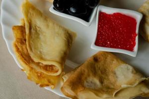 crêpe avec rouge caviar et Olives pour petit-déjeuner, menthe café photo