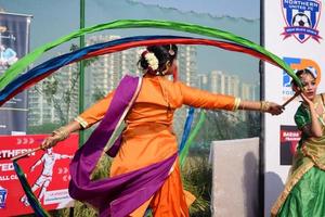Delhi, Inde - décembre 11 2022 - bharathanatyam Indien classique Odissi danseurs performant à organiser. magnifique Indien fille danseurs dans le posture de Indien danse. Indien classique Danse bharatanatyam photo