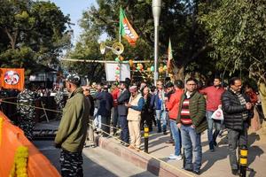 new delhi, inde - 16 janvier 2023 - des milliers de personnes se sont rassemblées lors du road show du premier ministre narendra modi bjp, des personnes lors du grand rassemblement électoral pm modi dans la capitale photo