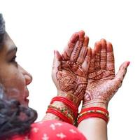 Jeune Indien femme pratiquant yoga avec plaine blanc Contexte. magnifique fille entraine toi de base yoga pose. calme et se détendre, femelle bonheur, de base yoga exercice Extérieur photo