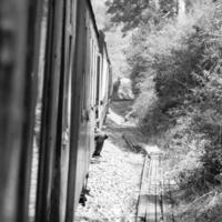 jouet train en mouvement sur Montagne pente, magnifique voir, 1 côté montagne, 1 côté vallée en mouvement sur chemin de fer à le colline, parmi vert Naturel forêt. jouet train de kalka à shimla dans inde-noir et blanc photo