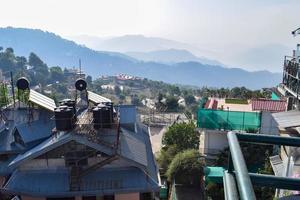 vue tôt le matin du restaurant moderne sur le toit à kasauli, himachal pradesh en inde, vue sur les collines de montagne depuis le restaurant en plein air à kasauli, restaurant sur le toit de kasauli photo