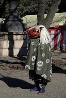 shishimai - Japonais Lion Danse - est un de le traditionnel Japonais performant arts, dans lequel interprètes imiter une les Lions mouvements dans une Lion costume à Festival la musique photo