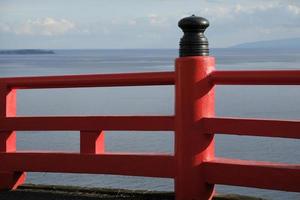 rouge clôture près le côte avec le mer dans le Contexte dans Enoshima, Japon photo