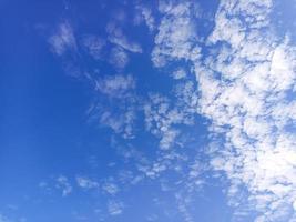 bleu ciel avec blanc nuage clair journée photo