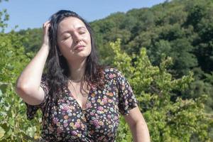 blanc fille se prélasser dans le Soleil. photo