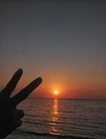 paix et l'amour symbole avec le coucher du soleil ou lever du soleil photo