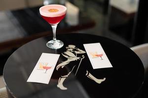 magnifique et délicieux alcoolique des cocktails préparé à le bar par le barman. photo