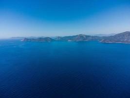 magnifique paysage de une drone sur le mer, montagnes photo