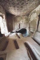 une la grotte église dans la cappadoce avec les inscriptions sur le des murs, fresques de le début de christianisme. photo