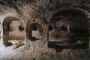 une la grotte église dans la cappadoce avec les inscriptions sur le des murs, fresques de le début de christianisme. photo