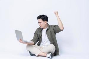 Jeune asiatique affaires homme séance et en utilisant portable sur Contexte photo