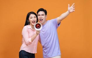 Jeune asiatique couple avec mégaphone sur Contexte photo