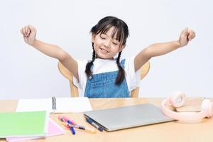 photo de asiatique enfant en train d'étudier sur Contexte