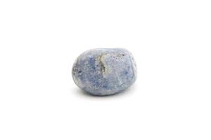Minéral de quartz bleu sur fond blanc