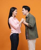 Jeune asiatique couple permanent sur Contexte photo