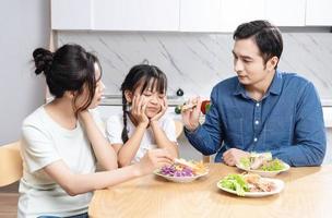 image de asiatique famille dans le cuisine photo