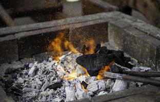 brûlant charbon dans une forger photo