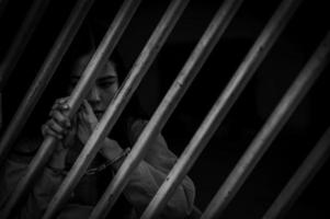 mains de femmes désespéré à capture le le fer prison, prisonnier concept, thaïlande les gens, j'espère à être gratuit, si le violer le loi aurait être arrêté et emprisonné. photo