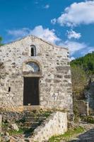 grec chapelle dans un abandonné fantôme ville près Fethiye dans Turquie. site de le ancien grec ville de karmilissos de le 18e siècle. verticale cadre, été vacances saison photo