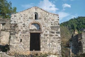 le abandonné fantôme ville de karmilisos, près le village de kayak dans Turquie, le ruines de pierre Maisons. site de le ancien grec ville photo