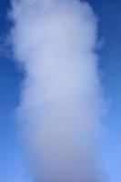éruption de vapeur de geyser photo