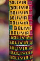 Souvenirs colorés sur le marché de Copacabana, Bolivie photo