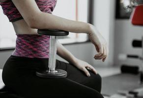 Femme de remise en forme en formation avec des abdos forts montrant à la salle de sport photo