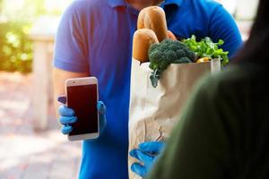 les fournisseurs de services alimentaires portant des masques et des gants. rester à la maison réduit la propagation du virus covid-19 photo