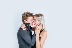 Portrait d'heureux jeune couple amour ensemble en studio photo