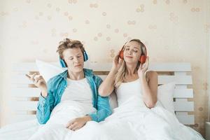 couple heureux en écoutant des chansons le matin photo