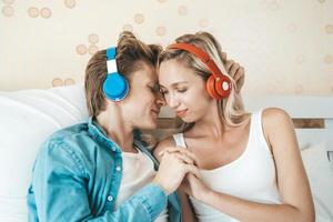 couple heureux en écoutant des chansons le matin photo